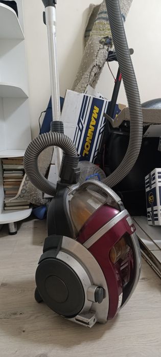 Пылесос LG в рабочем состоянии