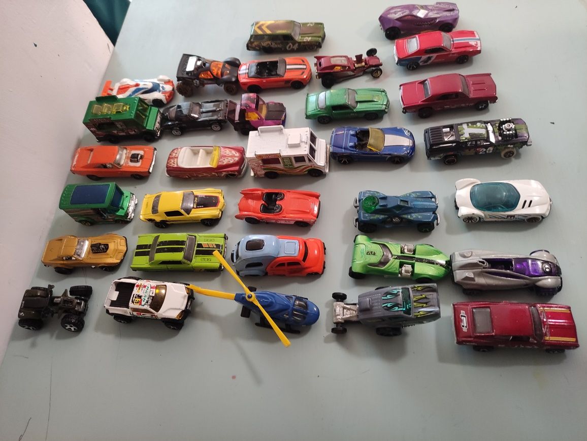 32 masinute Hot Wheels
