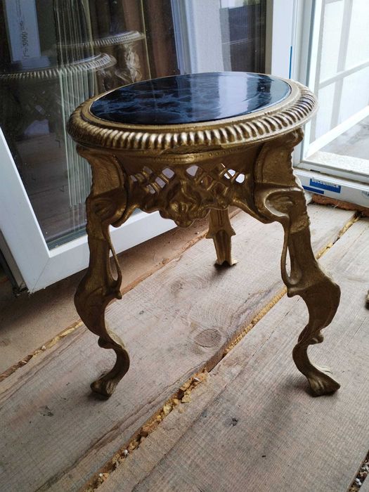 Set mobila din fontă. 3 scaune+masa+suport pentru flori.