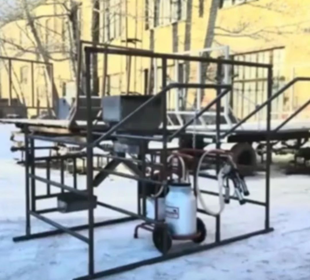 Станок для доения коров (с кормораздатчиком) с применением доильного а