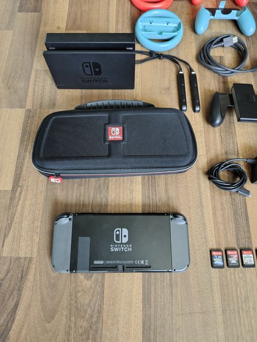 Nintendo switch 4 jocuri perfect funcțional.Pokemon ,Smash bros ...
3