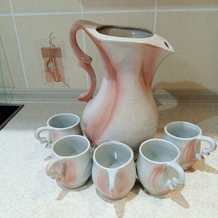 Набор кувшин с кружками.