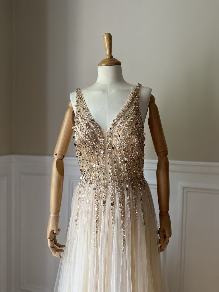 Rochie lungă din tul cu decolteu în V cu margele Cinderella Couture