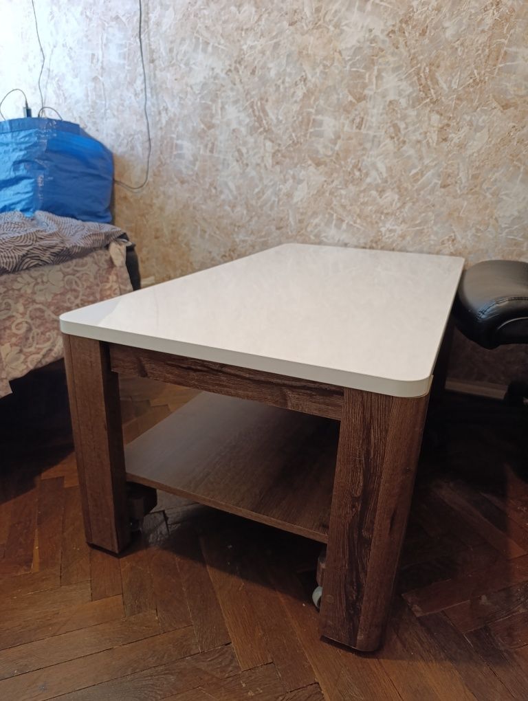Холна маса на колелца