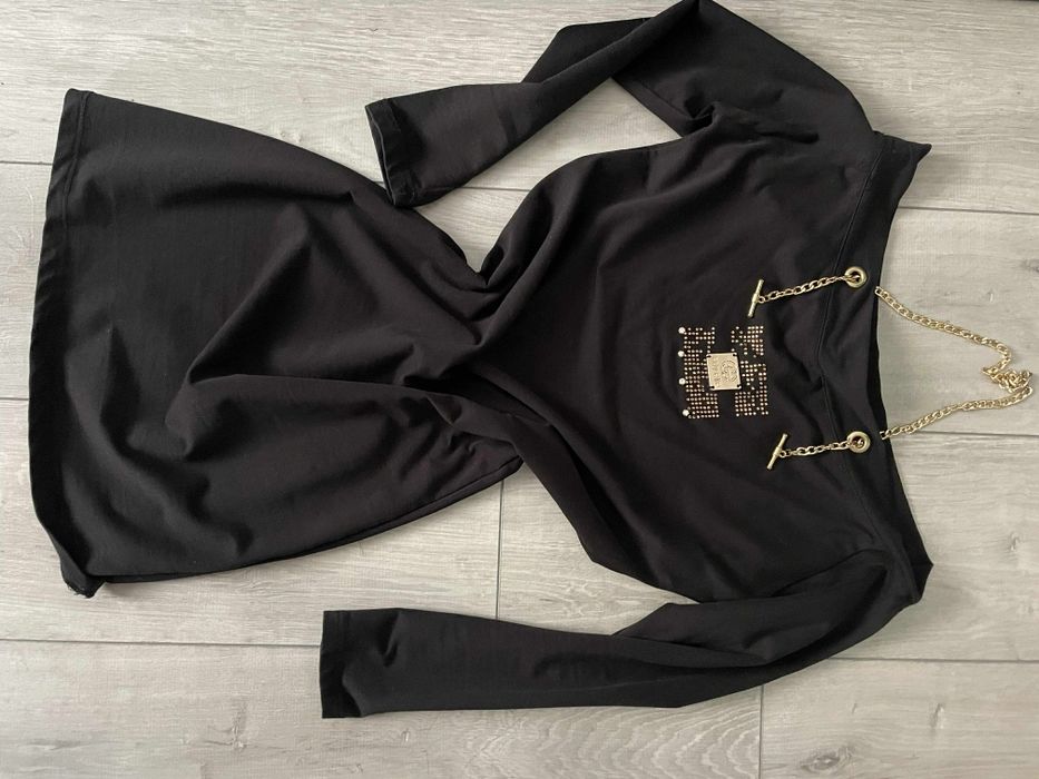 Черна рокля със златни елементи