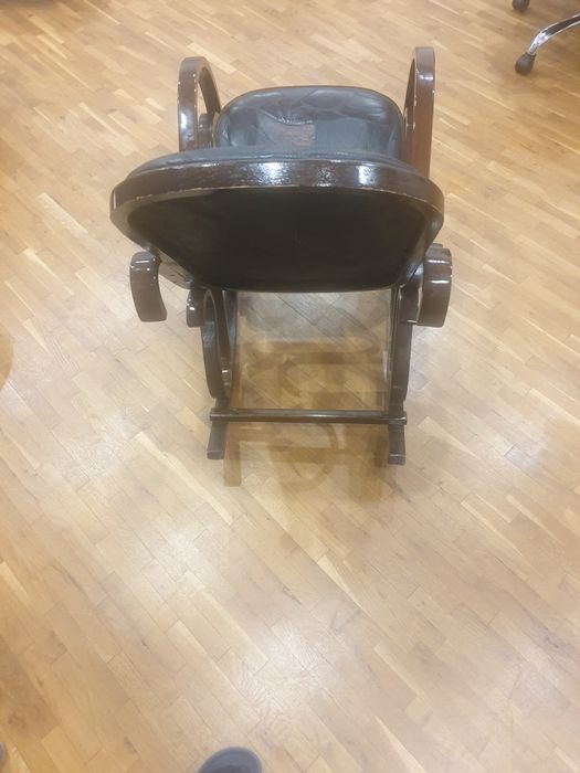 Дървен люлеещ се стол