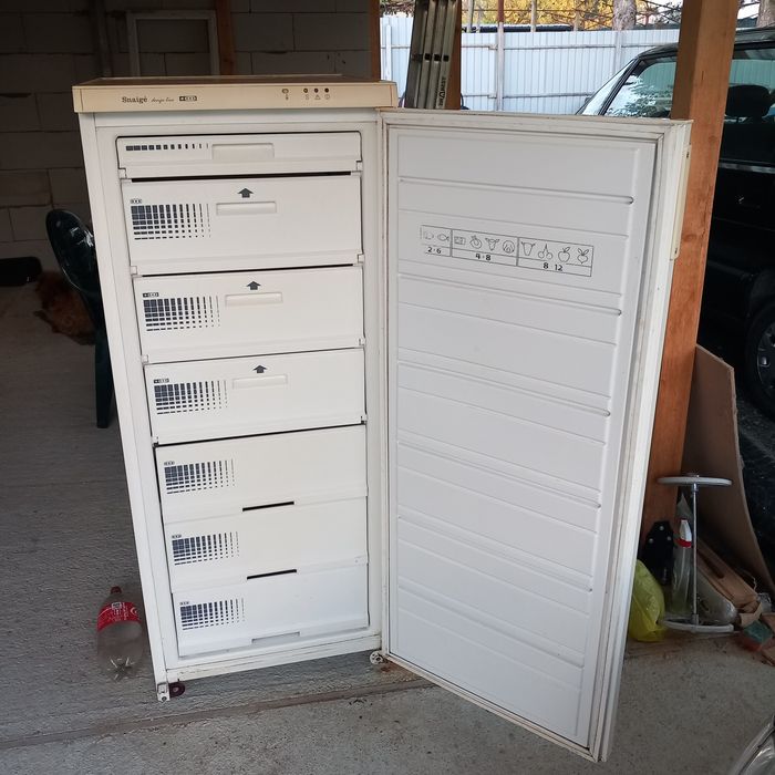 Продавам фризер Snaige