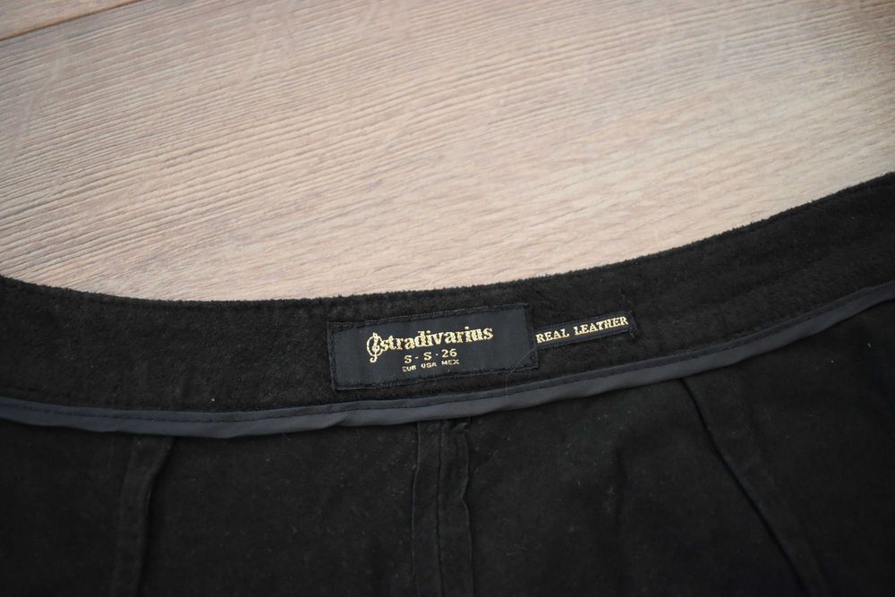 Fusta scurta din piele marca Stradivarius