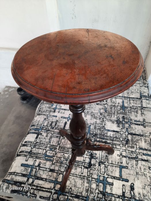 Продам антикварный стол.