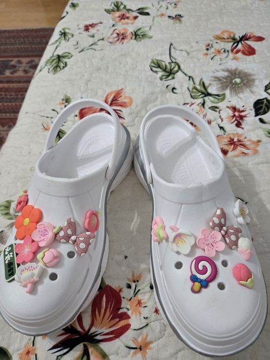 Vând saboți crocs foarte moderni și usori