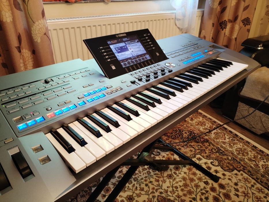 Vând Yamaha Tyros 5 61 de clape