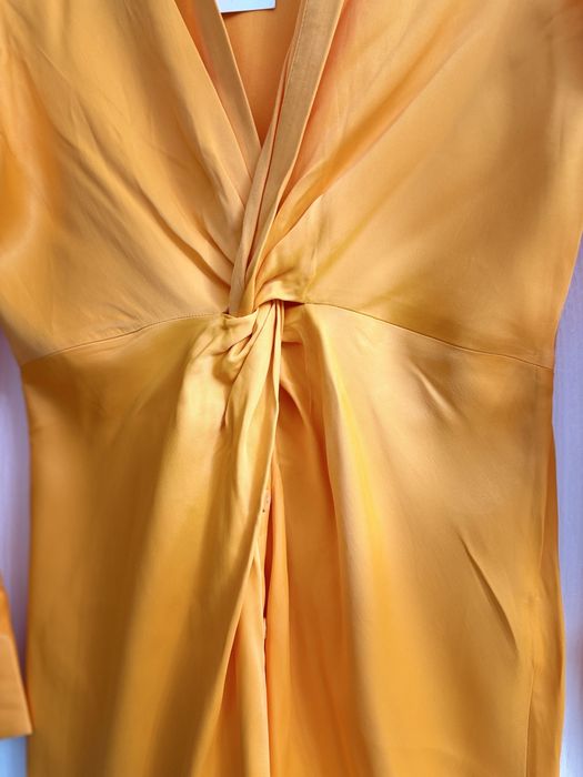 Rochie noua Zara cu fronseu si decolteu adanc, dama