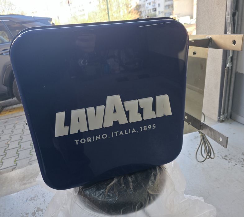 Новa светеща рекламна табела на Lavazza
