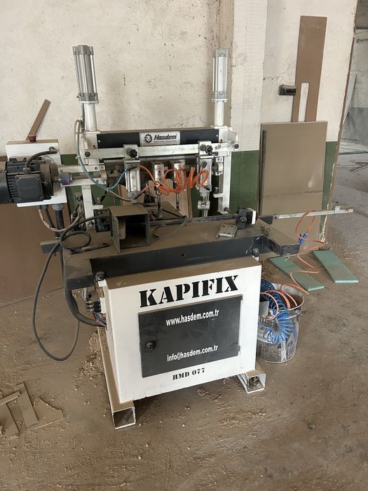 Автоматична машина за пробиване на брави за интериорни врати