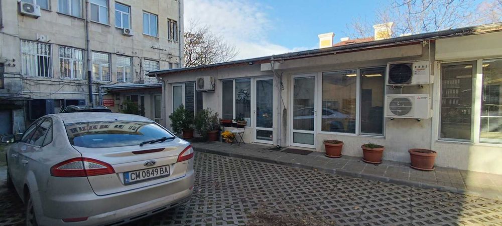 Самостоятелен офис в идеален център на гр. Шумен и паркомясто