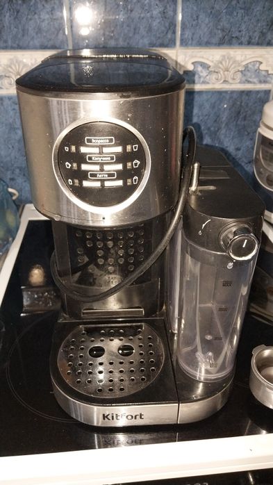 Продаётся  кофемашина. Kitvort.
