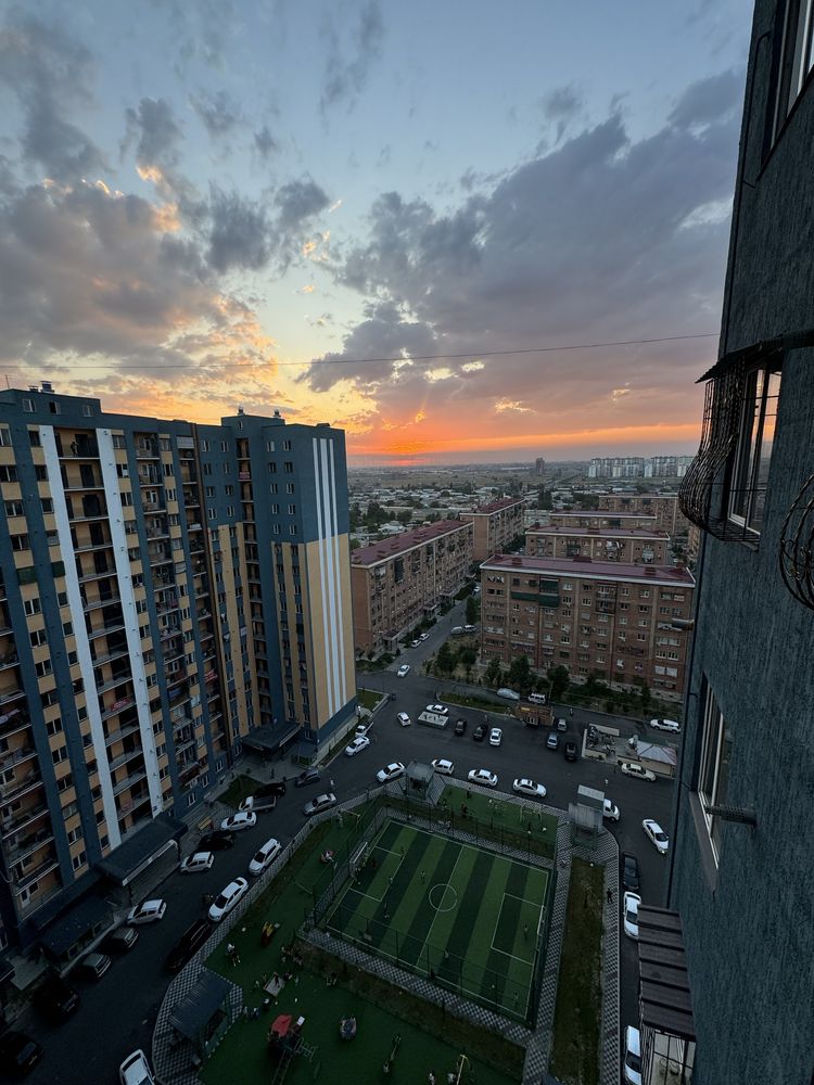 Srochno srochno 2 xonali 65 kvadratli kvartira sotiladi