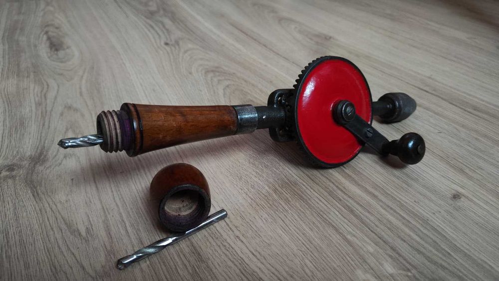 Bormașină manuală de găurit