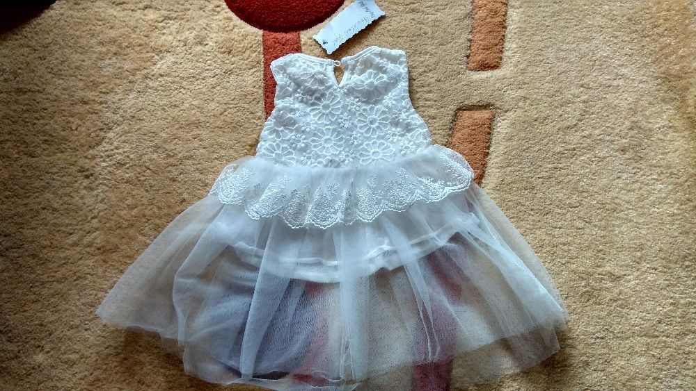 6-8 месеца чисто нова детска рокличка с бродерия за дете