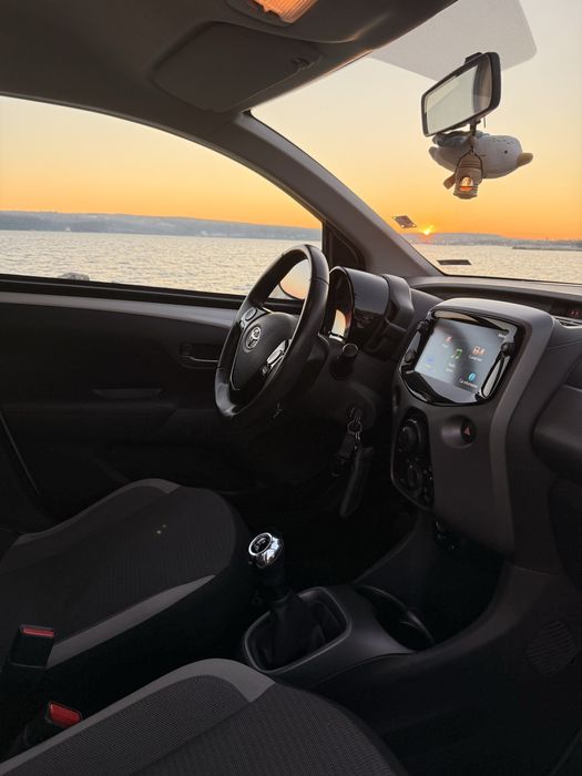 Продавам Тойота Айго / Toyota Aygo / 17к км Navi и камера за задно виж