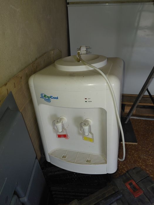 Кулер для воды голубой красный