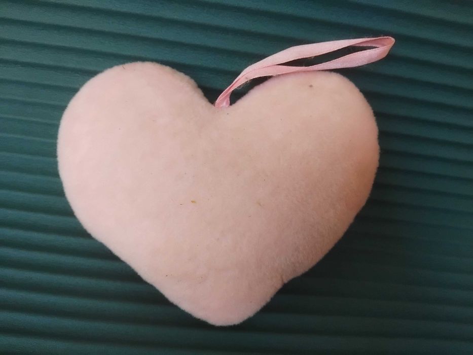Плюшено СЪРЦЕ с надпис LOVE  и Котенце