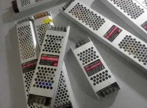 Для видео-наблюдения и oт LED табло и экрана блок питания - адаптер.