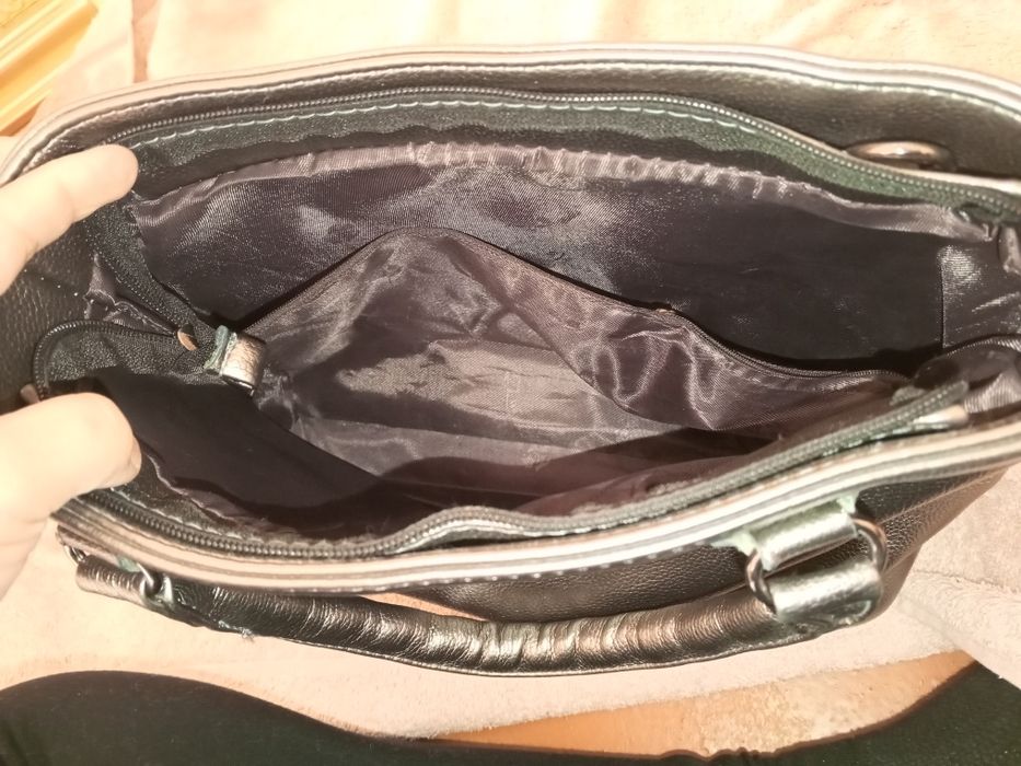 Seri rangli yaltirab turadigan katta ayollar sumkasi