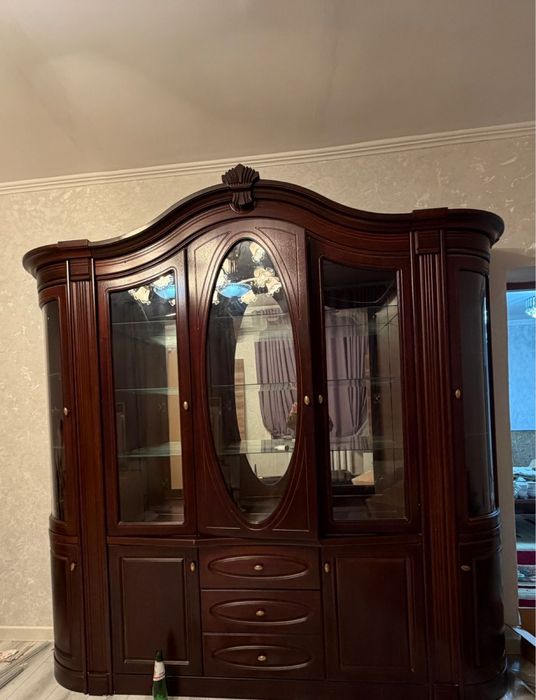 Шкаф витрина сервант