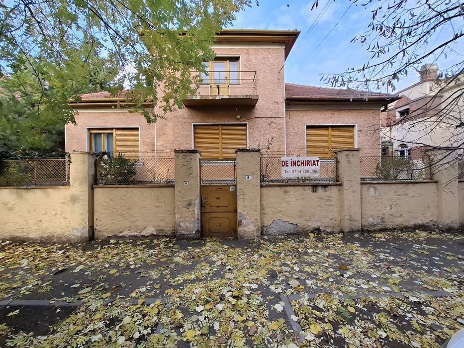 Casă ultracentrală Arad la 50 m de Blv Revolutiei ,4 camere + demisol