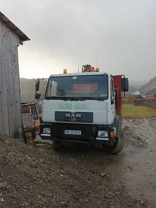 Man basculanta cu macara