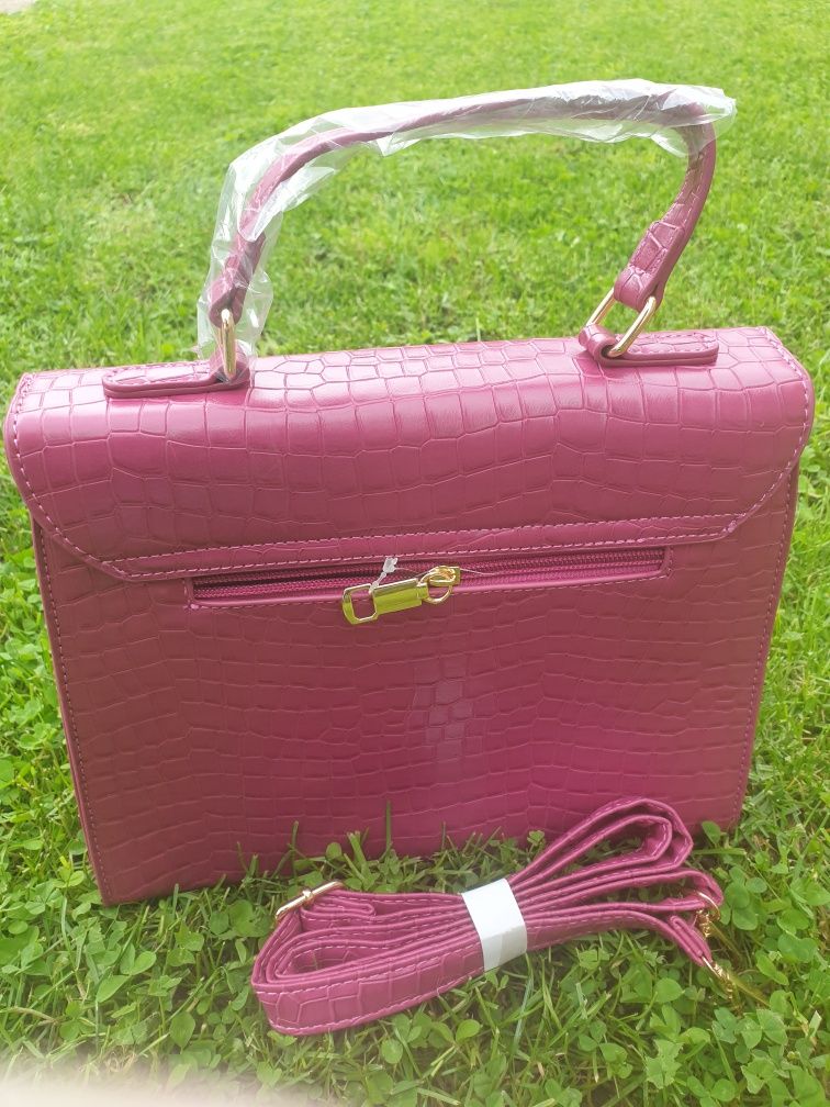 Дамска чанта в уникален цвят