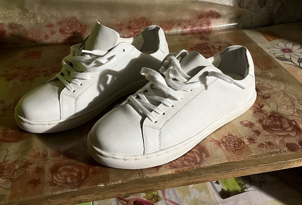 Adidași Albi Eleganți Moss – Noi, Niciodată Purtați