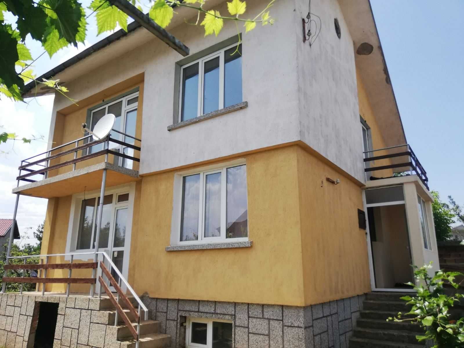 Mасивна къща с дворно място и гараж, с. Горно Сахране, добро състояние