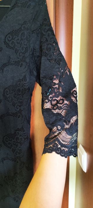 Елегантна черна дантелена рокля