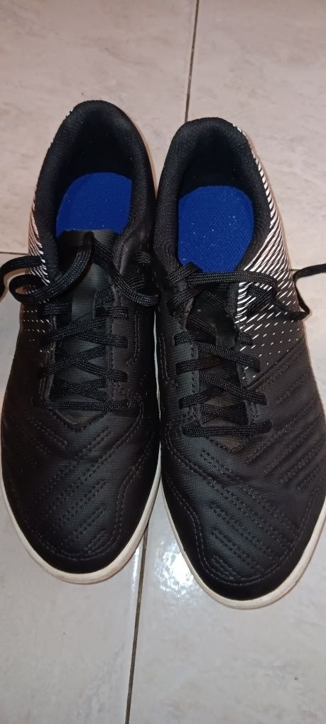 Спортни обувки за футбол и лека атлетика