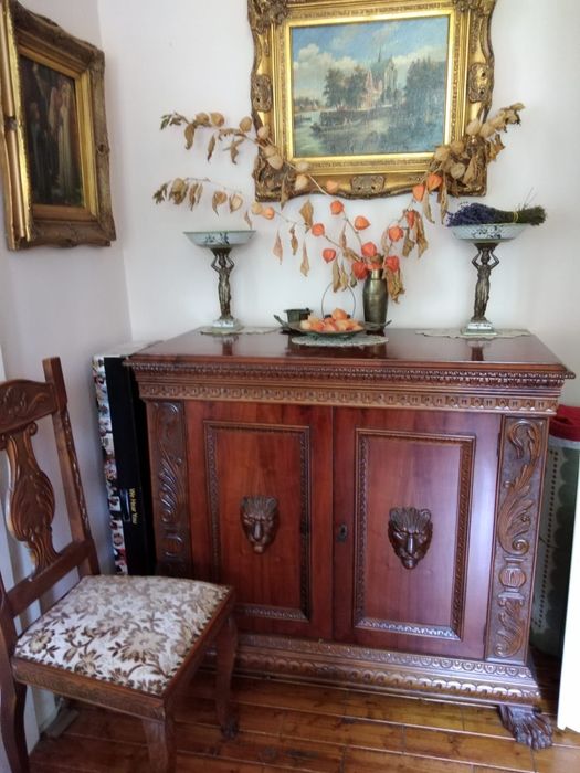 Set Mobila sculptată  MANUAL  în Paltin de India pe furnir de nuc.