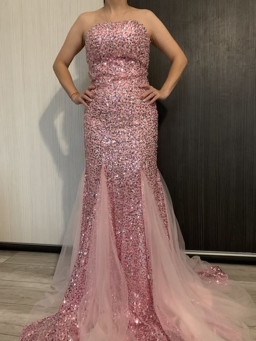 Rochie elegantă cu paiete și pietre