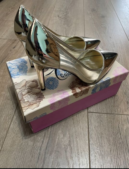 Pantofi cu toc aurii, NOI