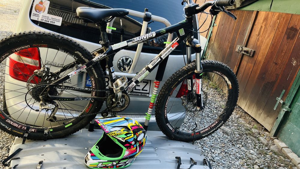 Bicicleta Castom  drumeti casca de protectie si suport biciclete