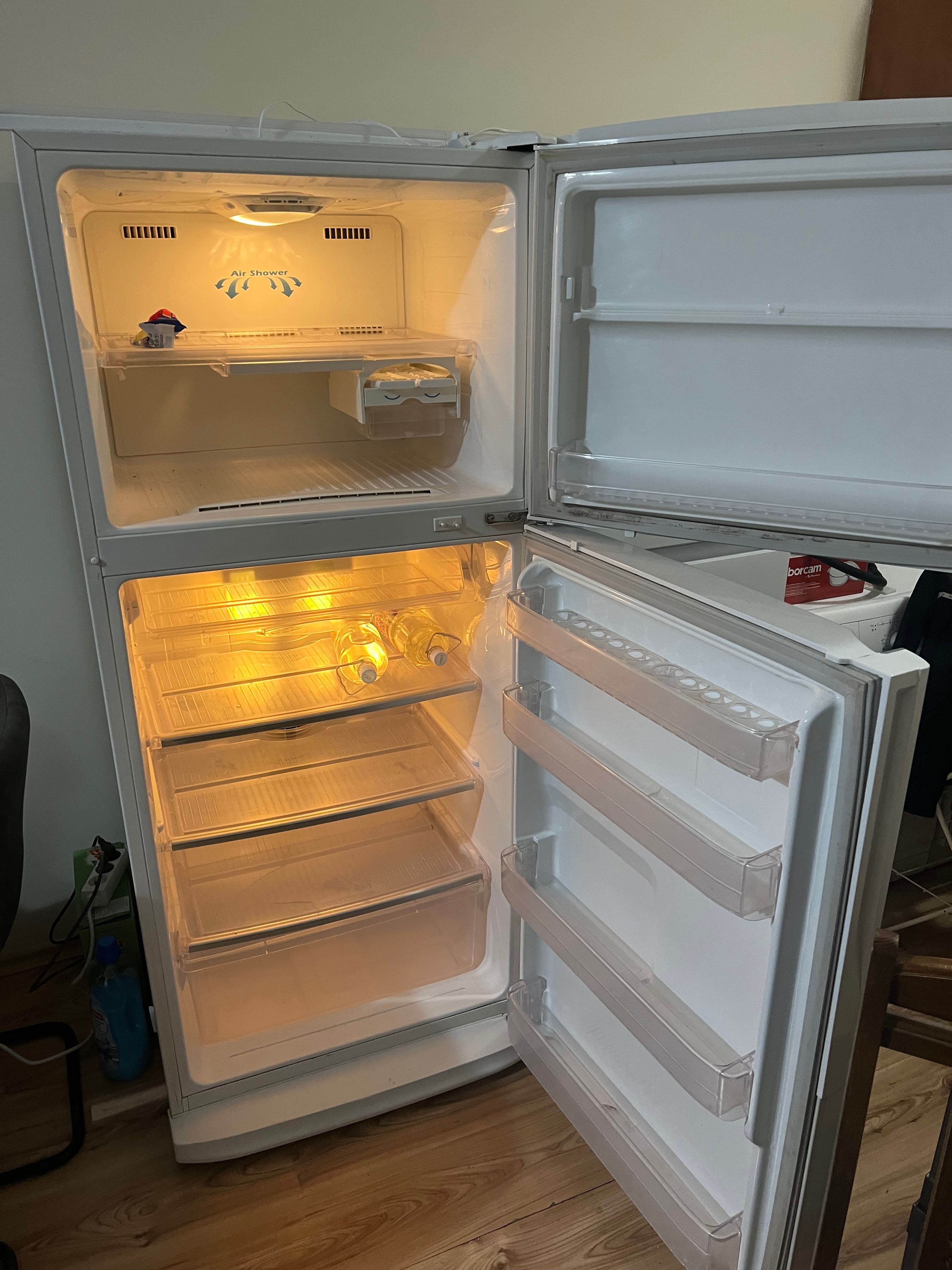 Самсунг хладилник в перфектно състояние