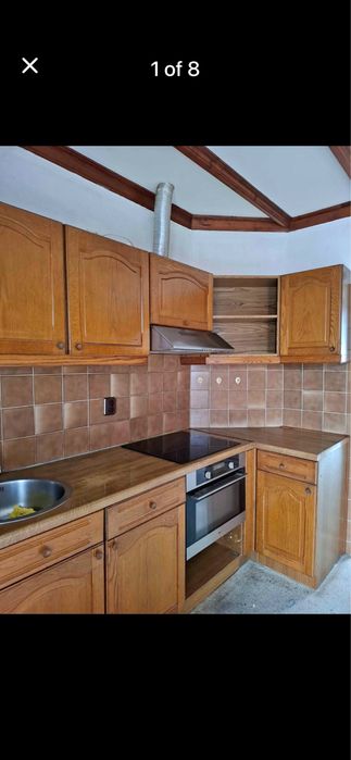 Ъглова кухня с дъбови врати