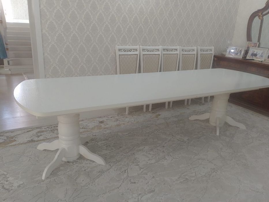 Продам гостиный стол со стульми почти новый лакированный