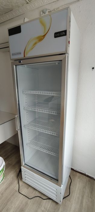 Магазинный холодильник для напитков