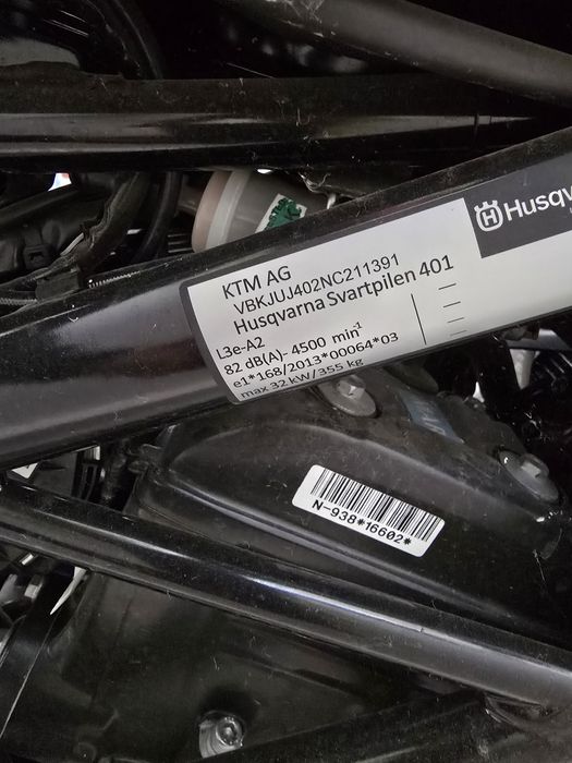 Husqvarna svartpilen 401 (ca noua)
