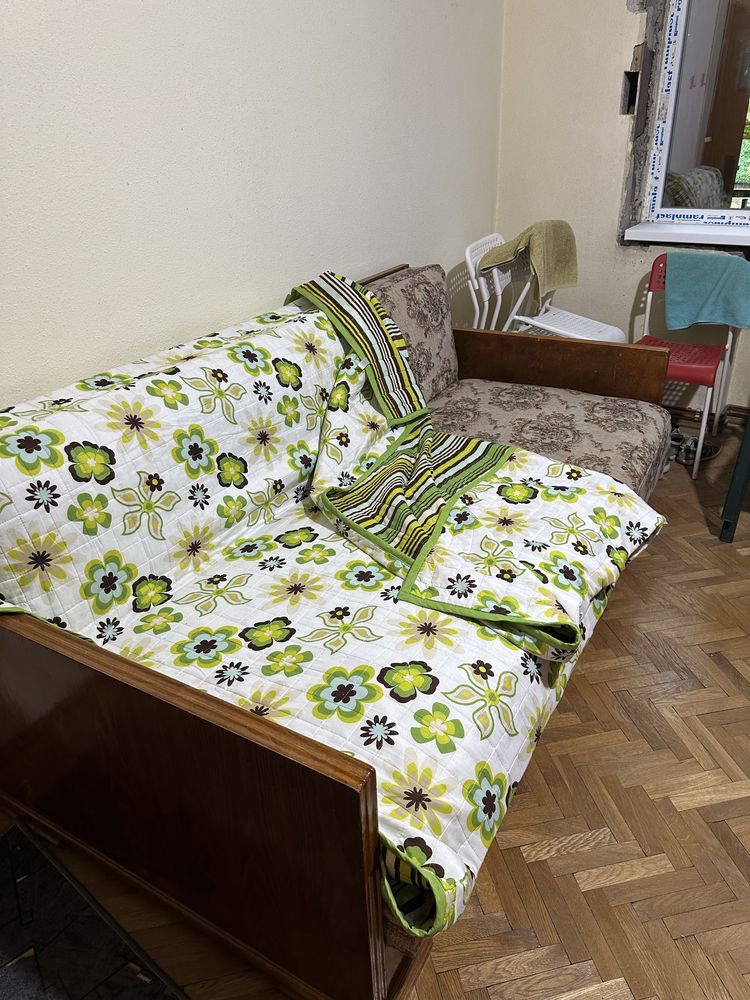 Vind o bibiloteca si doua recamiere folosite 100 lei buc