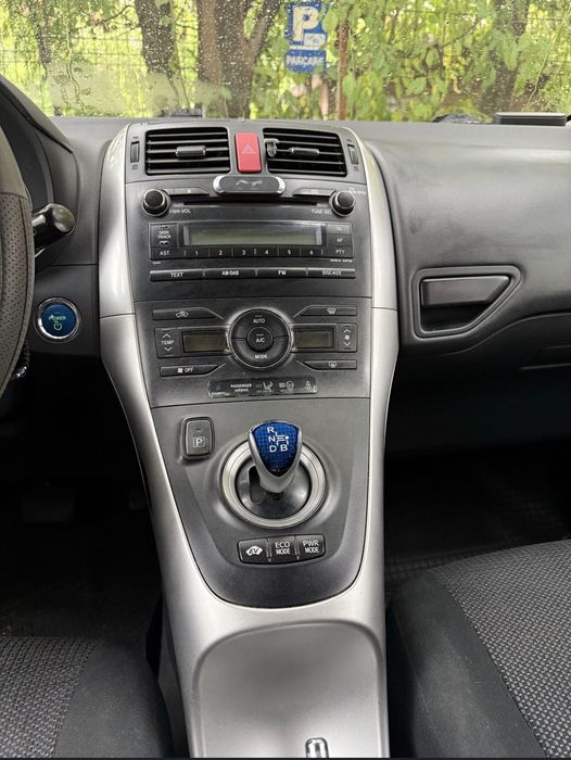 Vând Toyota Auris hybrid 2011