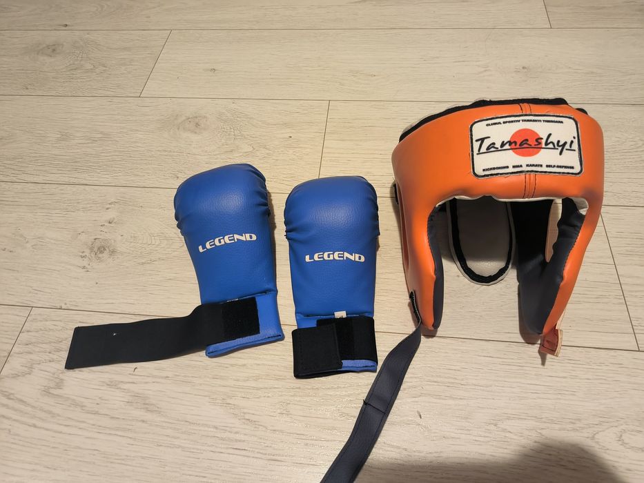 Casca și mănuși kickbox