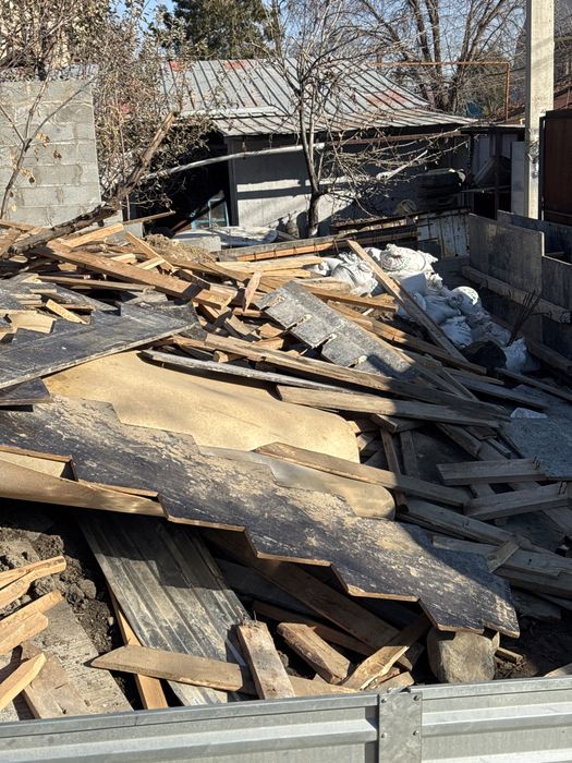 Дрова доски бруски с фанерой