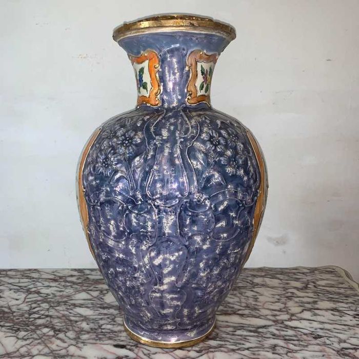 Vaza din portelan cu detalii din bronz